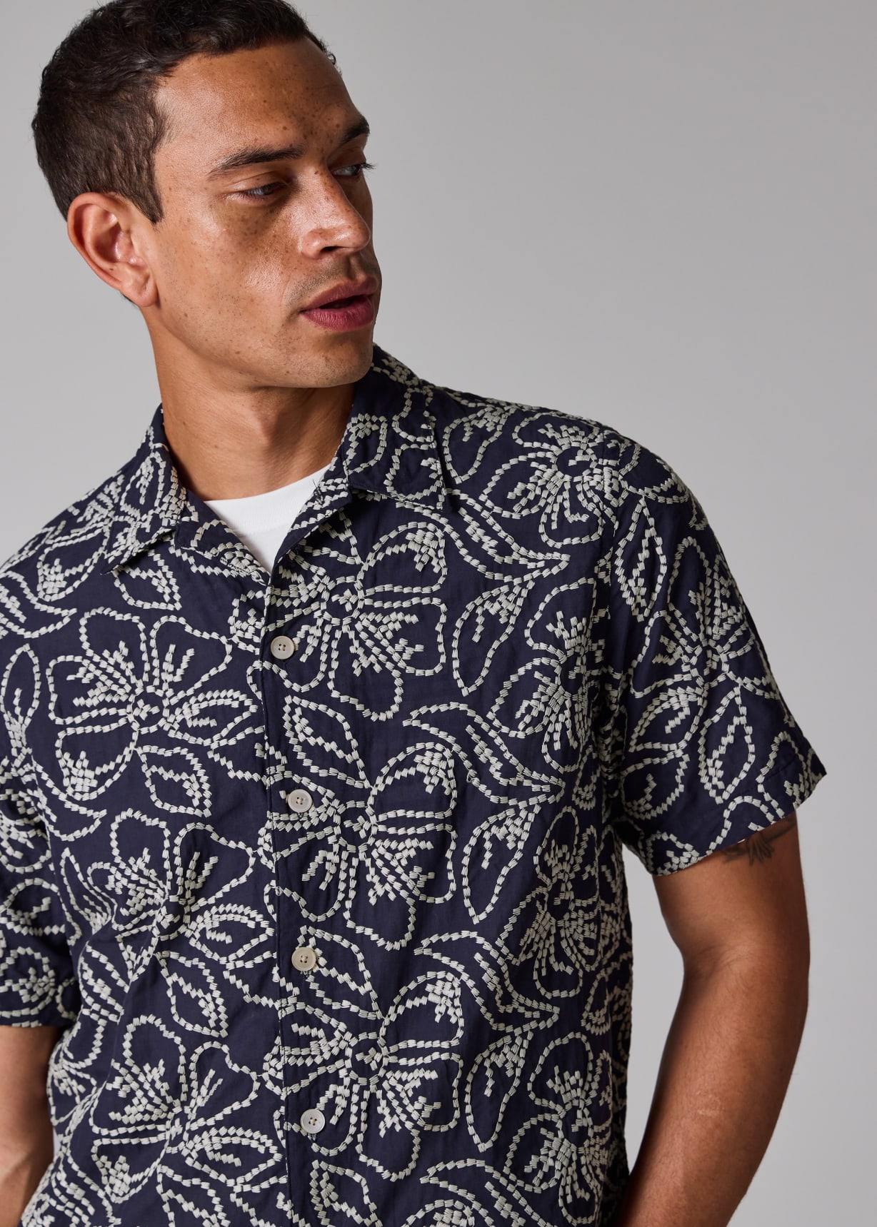 Men's Casual-Fit Navy Floral Embroidery Short-Sleeve Shirt