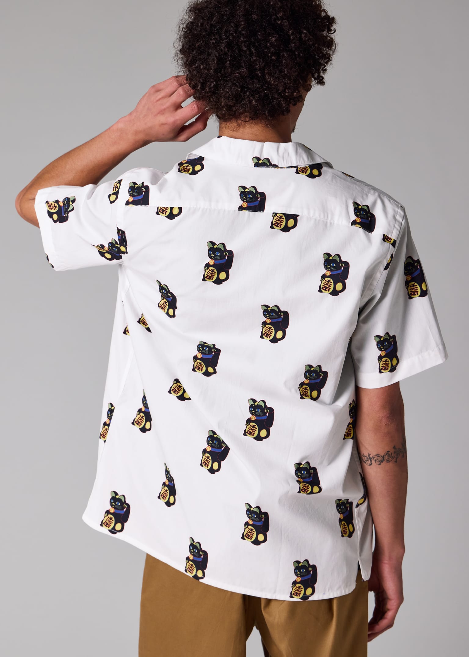Men's White 'Lucky Cat' Print Short-Sleeve Shirt