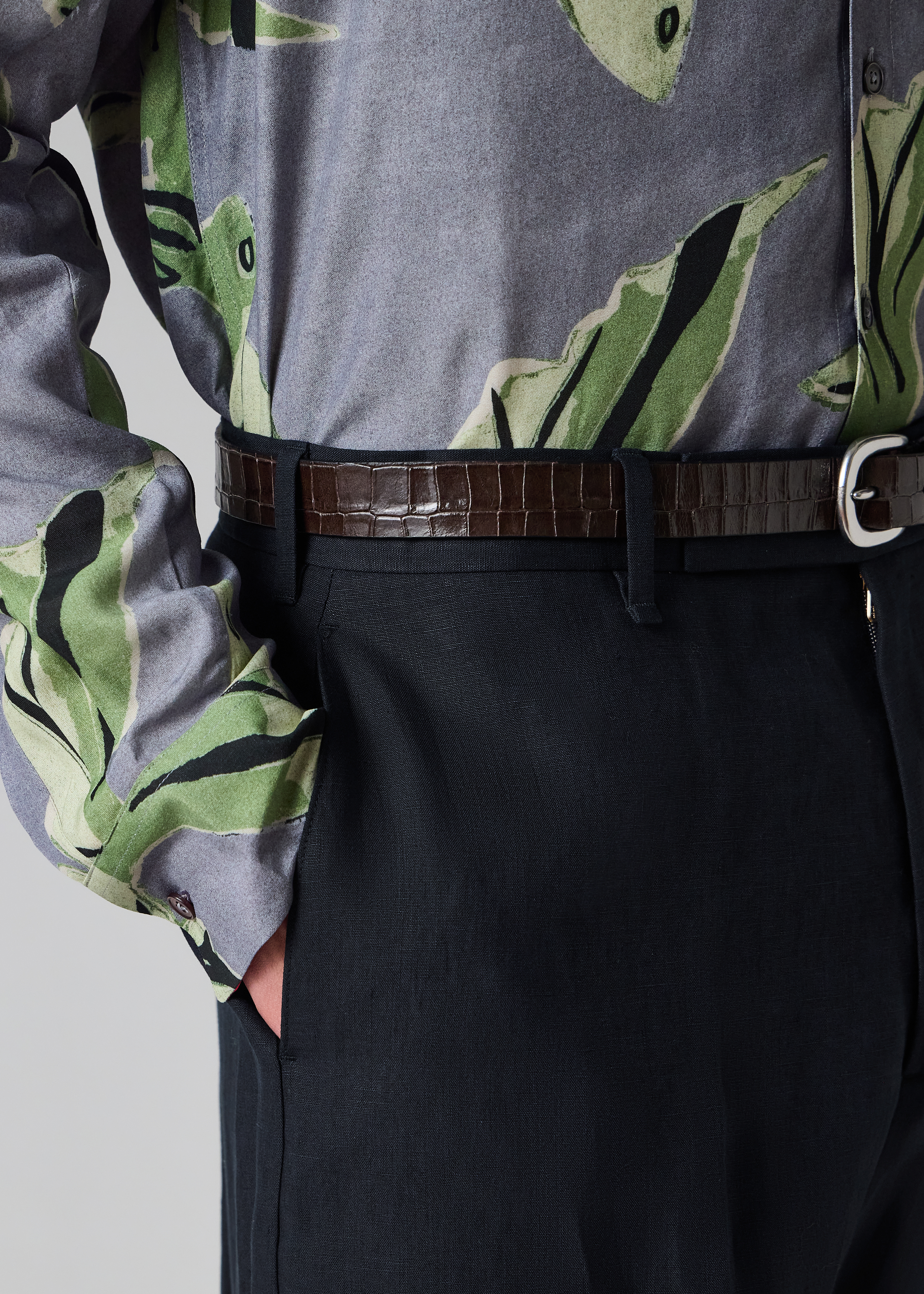 Relaxed-Fit Dark Navy Linen Trousers thumbnail 5